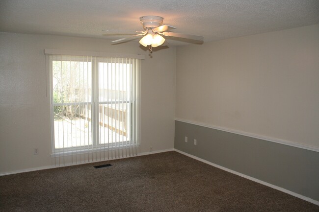 Building Photo - Massive 3 bedroom duplex with living room ...