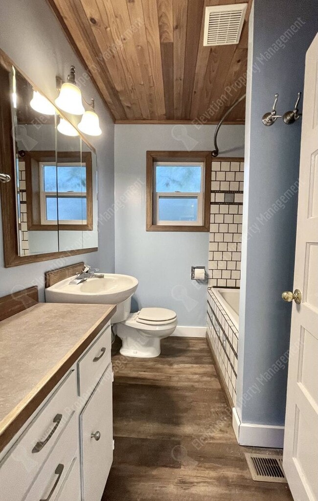 Building Photo - Super charming 2 BR cottage on the westsid...