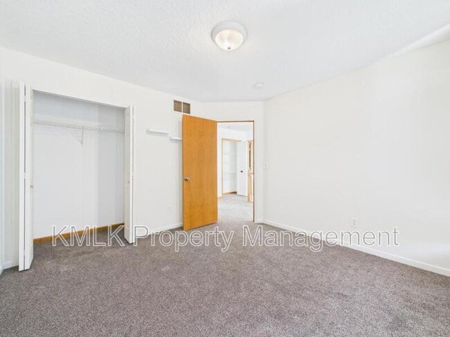 Building Photo - 411 Treeview Dr