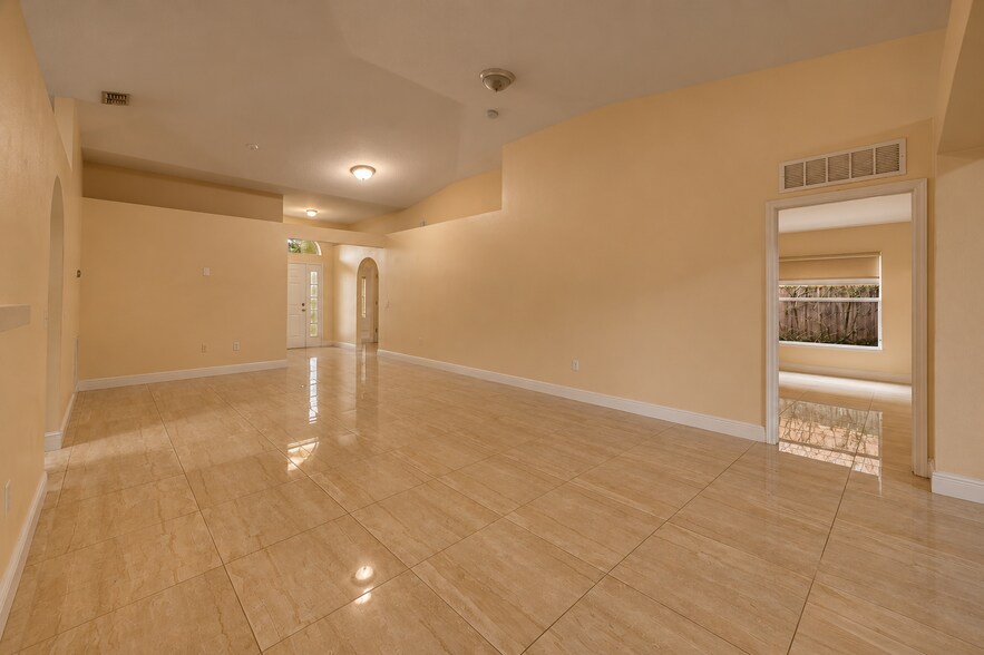 Building Photo - 537 Mason Dr