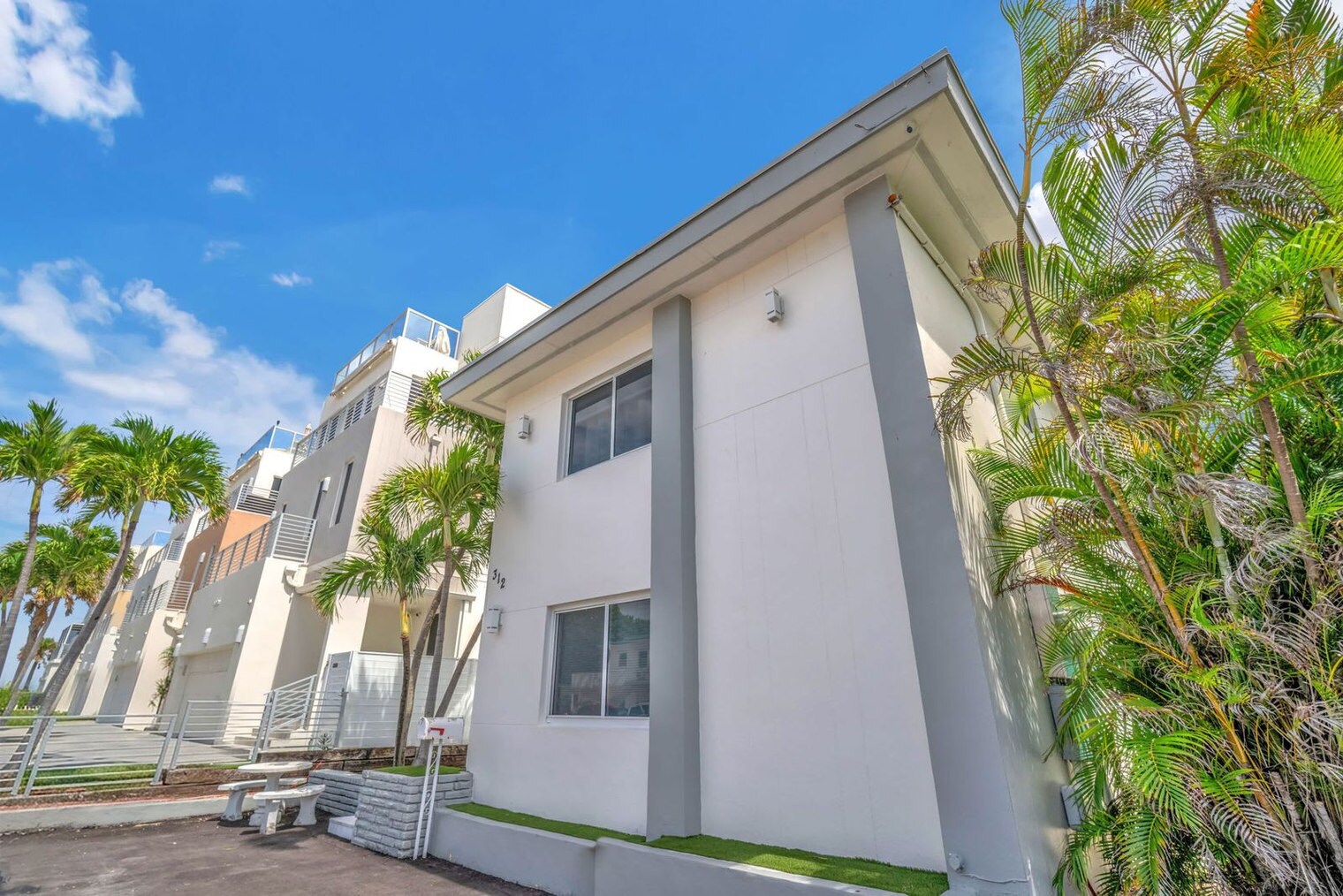 Building Photo - 312 Elm St