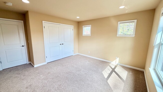 Building Photo - Desirable Mountain View 4 Bed + 3.5 Bath + Office Home. Close to Downtown Mountain View. Great Lo...