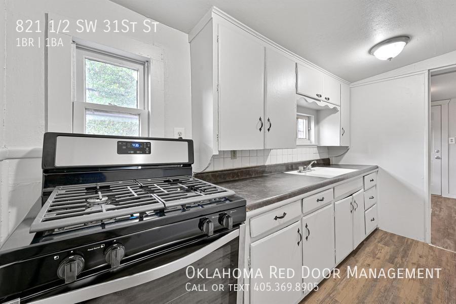 Building Photo - 821 1/2 SW 31St St