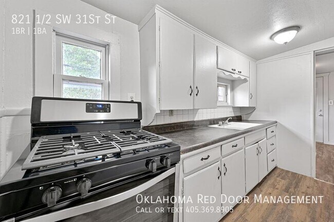 Building Photo - 821 1/2 SW 31St St-