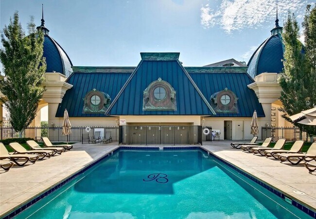 Building Photo - Charming 1BR Condo in Denver