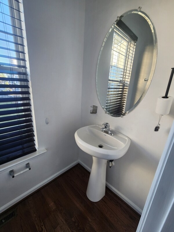 Building Photo - 1233 Parish Ave