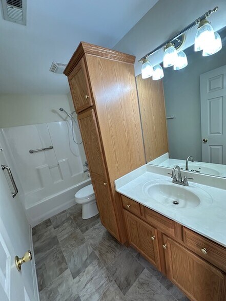 Building Photo - 1620 Ridgecrest Dr