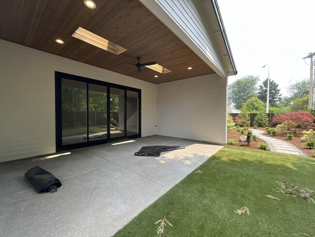 Building Photo - 17402 NW Lone Rock Dr