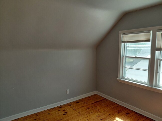Building Photo - 4 bedroom, 2 full bath bungalow near Cedar and Warrensville