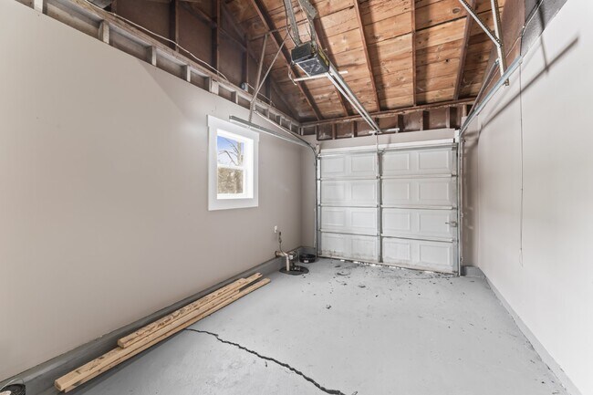 Building Photo - 2 Bedroom Home with Spacious Fenced In Yard!  1st Month's Rent is Free!*