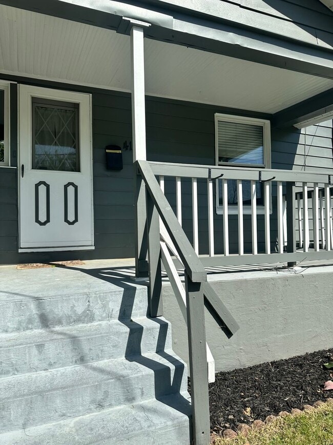 Building Photo - ***RENTERS SPECIAL***Great Newly Remodeled...