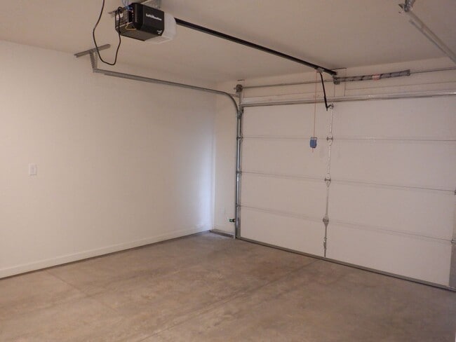 Building Photo - Move-in Discount - 3 bedroom - 2 Bath - Si...