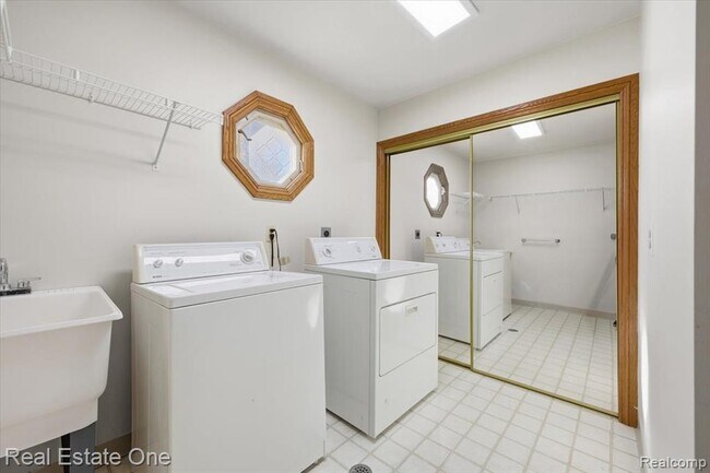 Building Photo - 2251 Crystal Dr