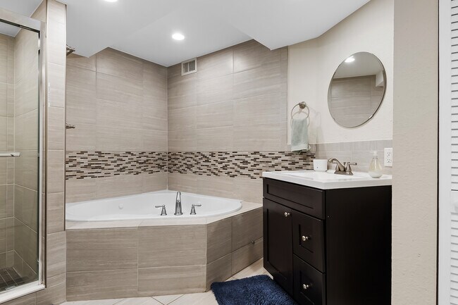 Master Bath - 2012 SW 4th Ave
