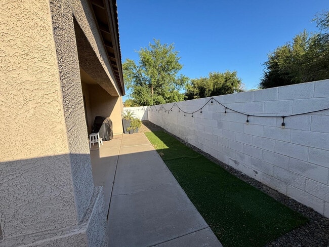 Building Photo - 948 E Savannah Dr