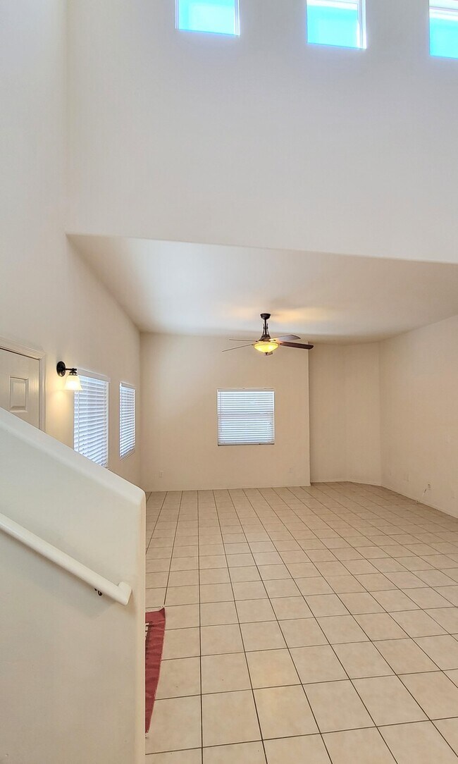 Building Photo - Pet friendly Civano home