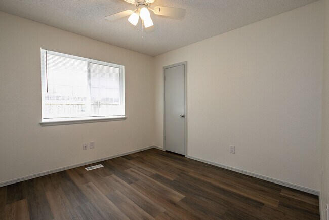 Building Photo - 3 Bed | 2 Bath Duplex in Central Tulsa!