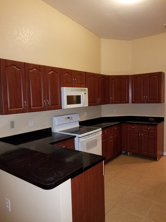 Building Photo - Spacious and Well-Maintained 4-Bedroom Hom...