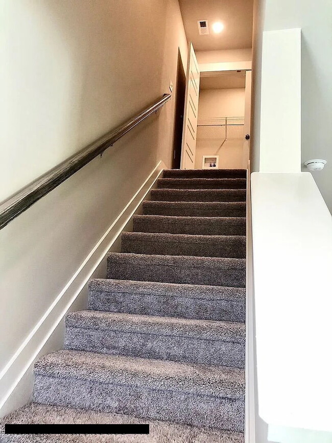 Building Photo - "Charming 3-Bed Townhouse with Granite Acc...