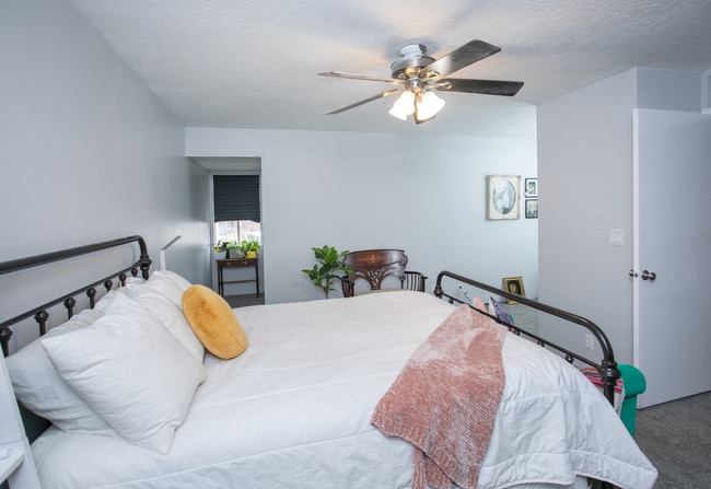 Building Photo - 3 bed 2 bed - in unit laundry - condo!
