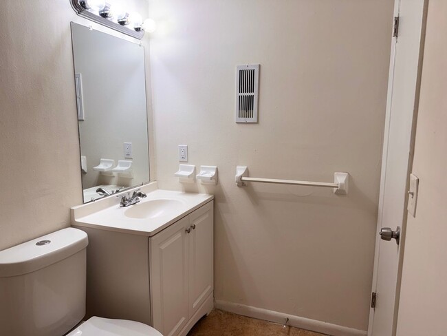Building Photo - Updated One Bedroom, One Bath Apartment in...