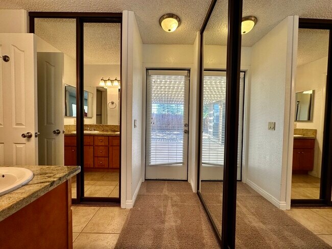 Building Photo - Charming 2 bedroom 2 bathroom home located in south Sacramento!