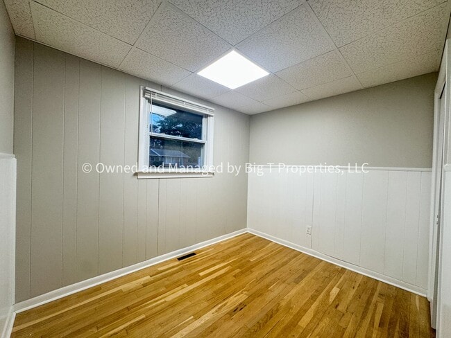 Building Photo - Cute ranch house with huge fenced yard