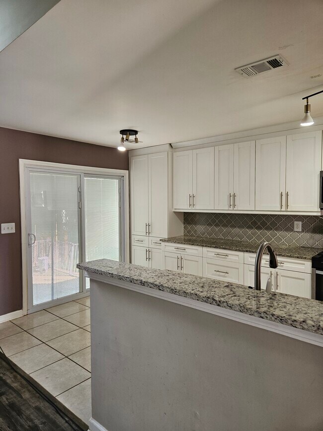 Building Photo - 415 Cadeleigh Ct