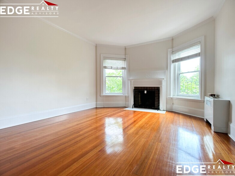 Building Photo - 43 Carlton St