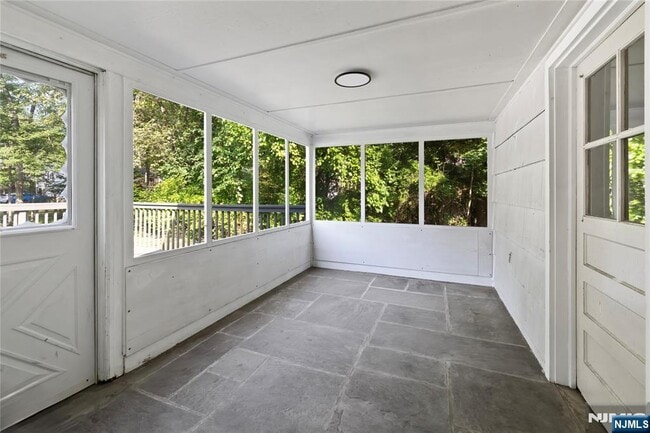 Building Photo - 947 E Glen Ave