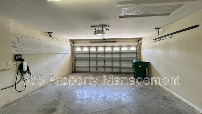 Building Photo - 10 Bellis Ct