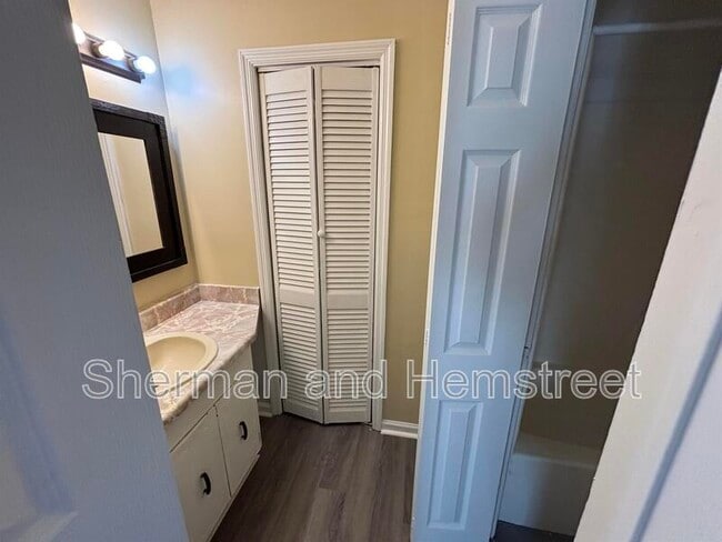 Building Photo - 2714 Cranbrook Dr