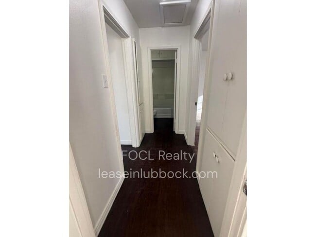 Building Photo - 2 bedroom, 1 bath - Large back yard