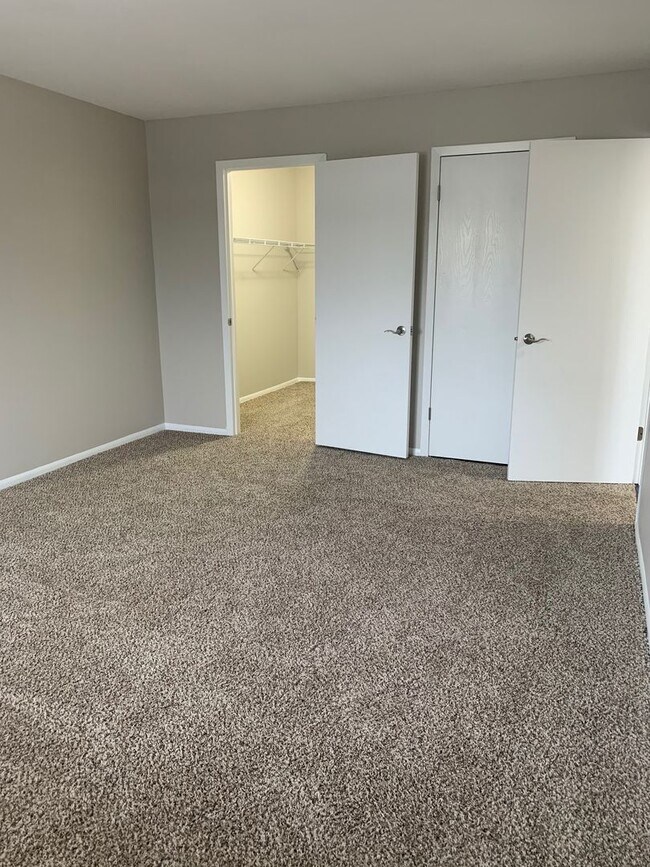 Building Photo - Charming Two-Bedroom one Bathroom Apartmen...