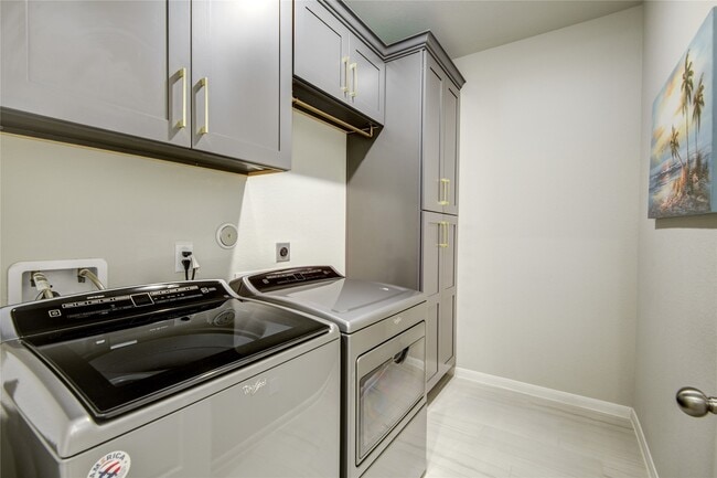 Building Photo - 2815 Torrey Pines Dr