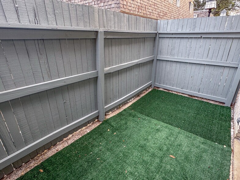 Building Photo - 170 De Chantle Rd