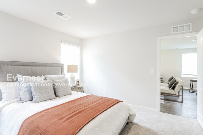 Building Photo - Lovely 3 Bed, 2.5 Bath Home with Modern Am...