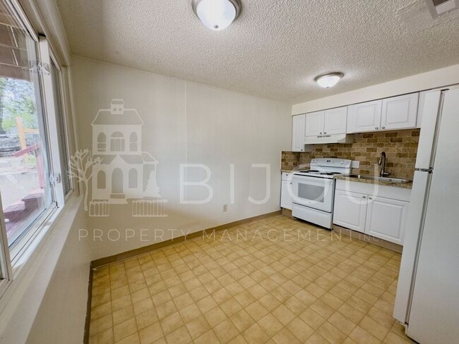 Building Photo - 3306 W Platte Ave