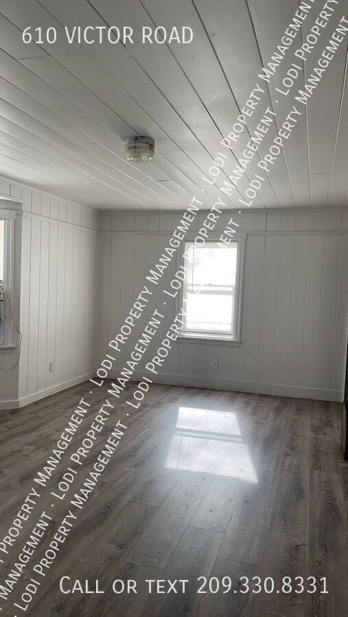 Building Photo - 610 E Victor Rd