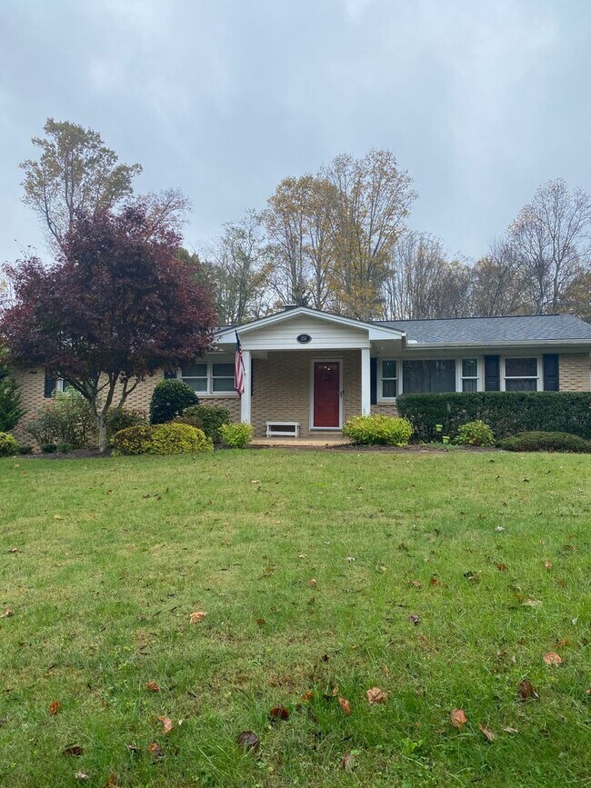 Building Photo - Beautiful brick, ranch home in the Enka School district. 3 bedrooms, 2 bathrooms!