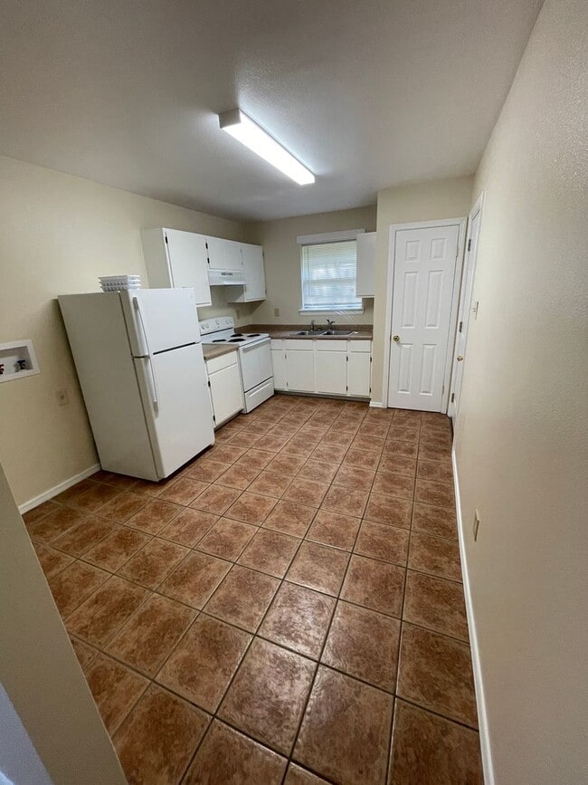 Building Photo - 2344 Elm Park Dr