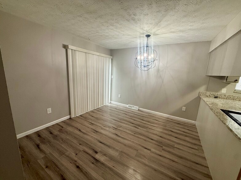 Building Photo - 5584 Chatford Dr