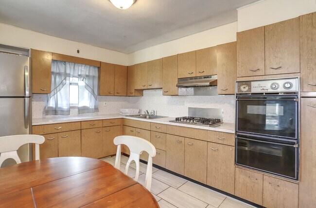 Building Photo - 911 17th St