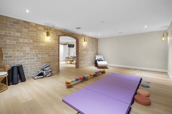 Building Photo - 23255 Mariposa De Oro St