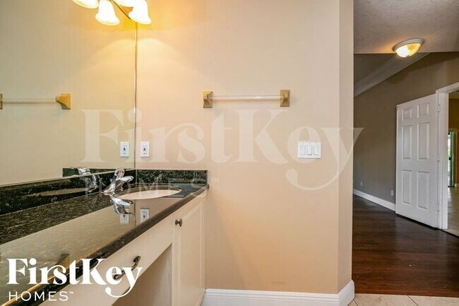 Building Photo - 1241 SW Wellington Ave