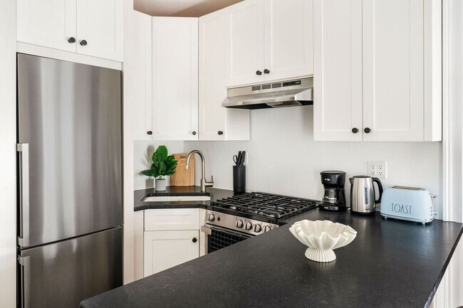 Building Photo - 10 5th Ave