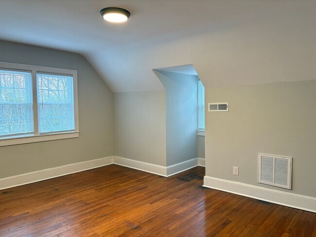 Building Photo - 3 Bedroom, 2 Bathroom in Eden!