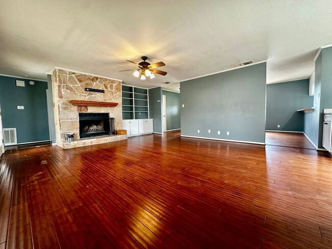 Building Photo - Spacious 3/2 With Office