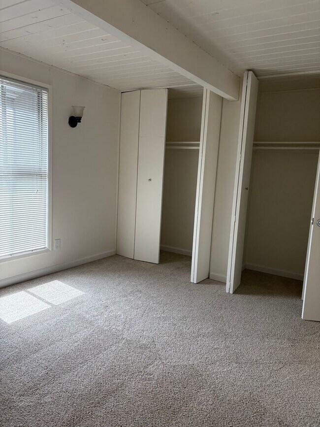 Building Photo - Beautiful townhome in the heart of Tigard ...