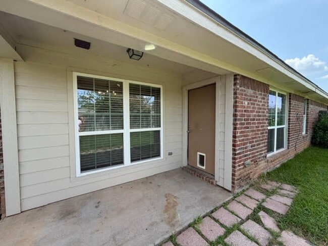 Building Photo - 10209 Lilac Ln